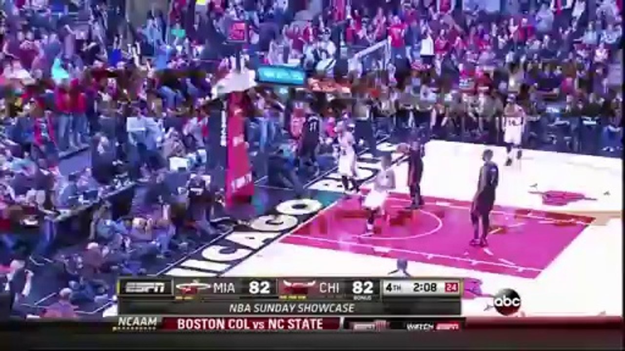 Joakim Noah intercepte et Taj Gibson écrase un gros dunk avec la faute