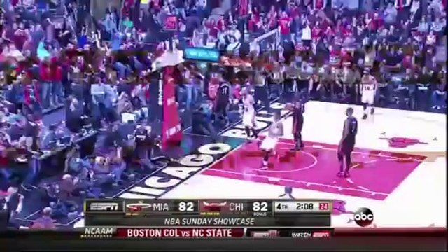Joakim Noah intercepte et Taj Gibson écrase un gros dunk avec la faute