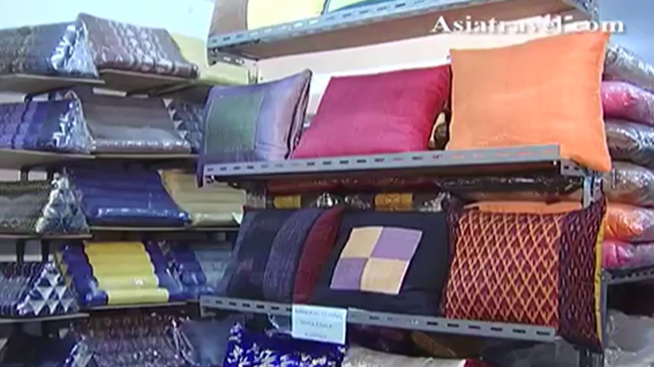 Chiang Mai Night Bazaar, Thailand by Asiatravel.com