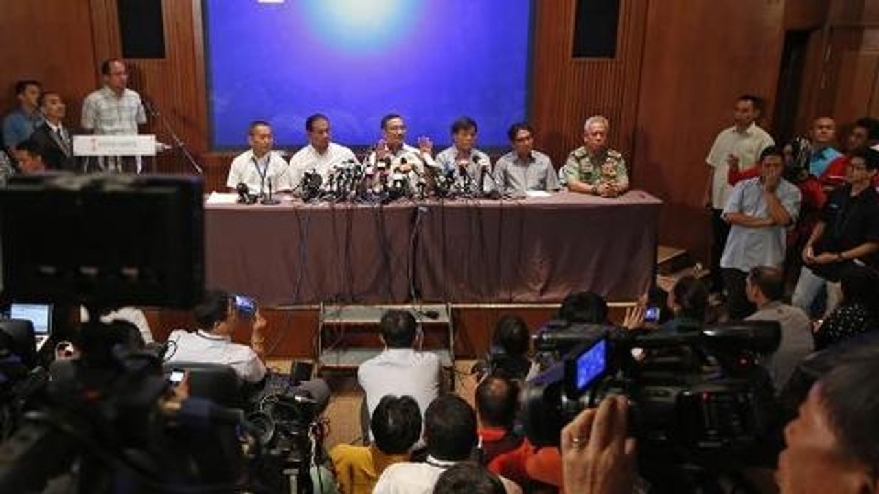 Debris spotted in search for missing Malaysian airliner