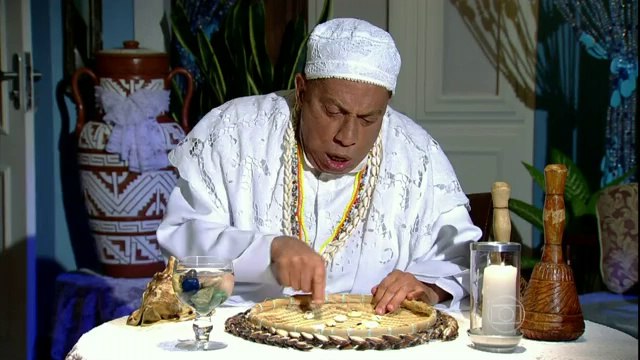 Pai Turíbio joga búzios para se dar bem