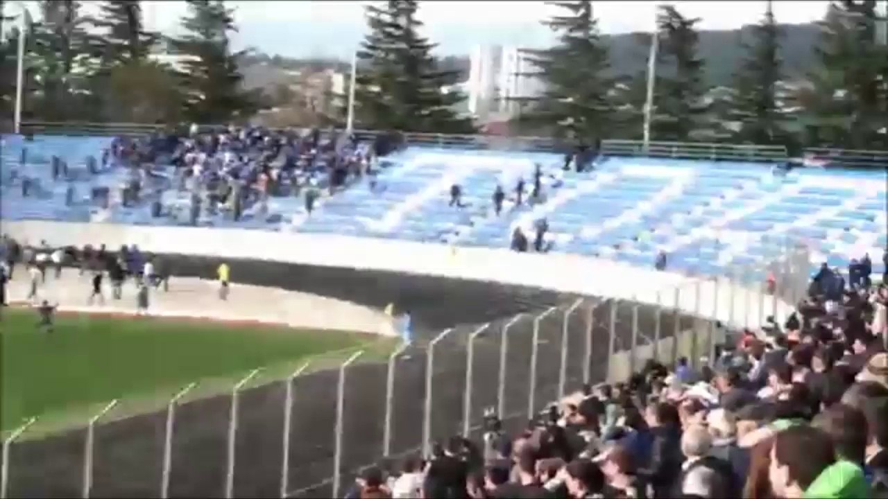 Des ultras envahissent la pelouse de leur équipe