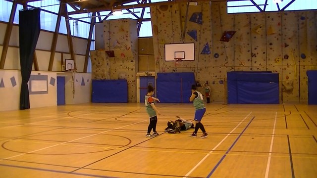 UNSS FFF 2014 - Football des princesses- Collège du Thelle de Méru - Des princesses très émotives...