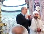 Numan Kurtulmuş’a camide propaganda tepkisi