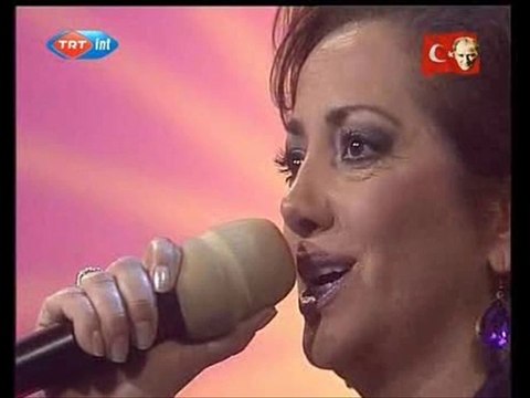 Aysun Gültekin - Bahçada Yeşil Çınar