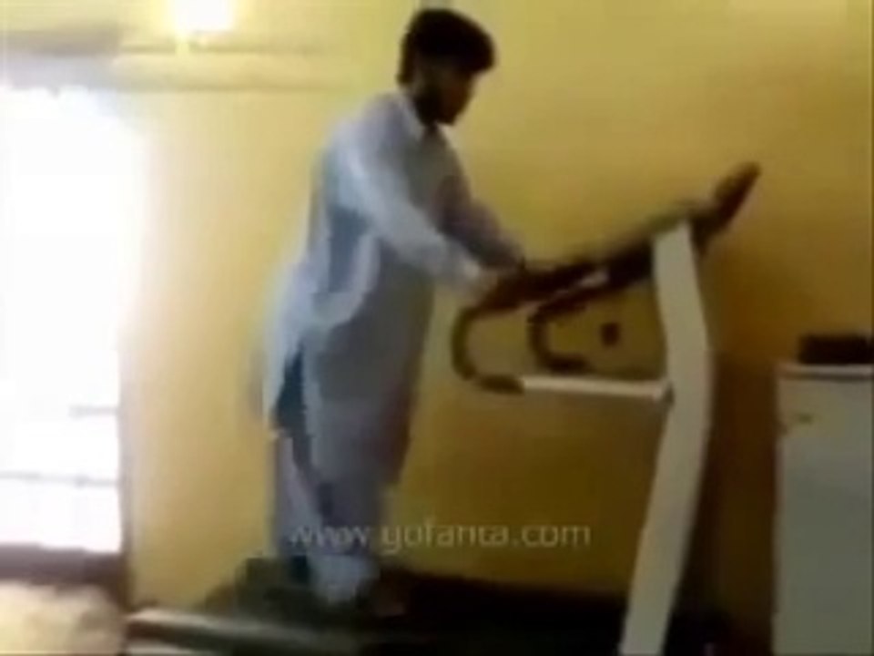 Pakistani Funny Comedy Clips Pathan on Treadmill.