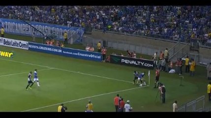 Football: Un Brésilien réussit un dribble incroyable et humiliant