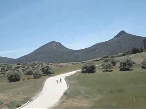 Montagnes en forme de cônes volcaniques. جبلان في شكل مخروطين بركانيين