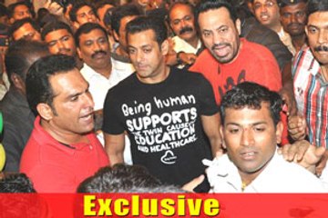 Salman gets mobbed in Delhi