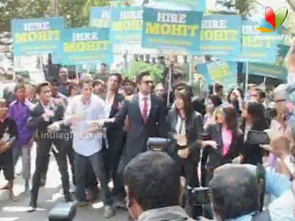 Ayushmann Khurrana Promotes 'Bewakoofiyaan' at Nariman Point | Flash Mob