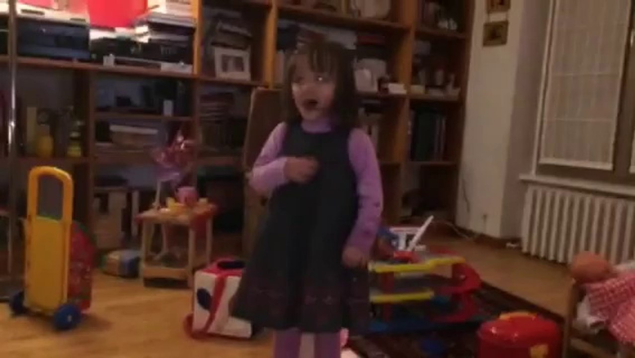 Lucie (3 ans) - Concours Air Guitar 2014