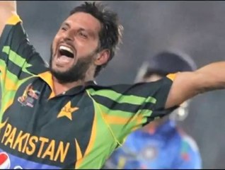 Shahid Afridi makes fun of injured Dhoni