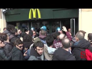 Napoli - Vertenza McDonald's: scontri in piazza Municipio (08.03.14)