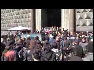 Napoli - I funerali del "Barone'', il clochard amico degli studenti -3- (07.03.14)
