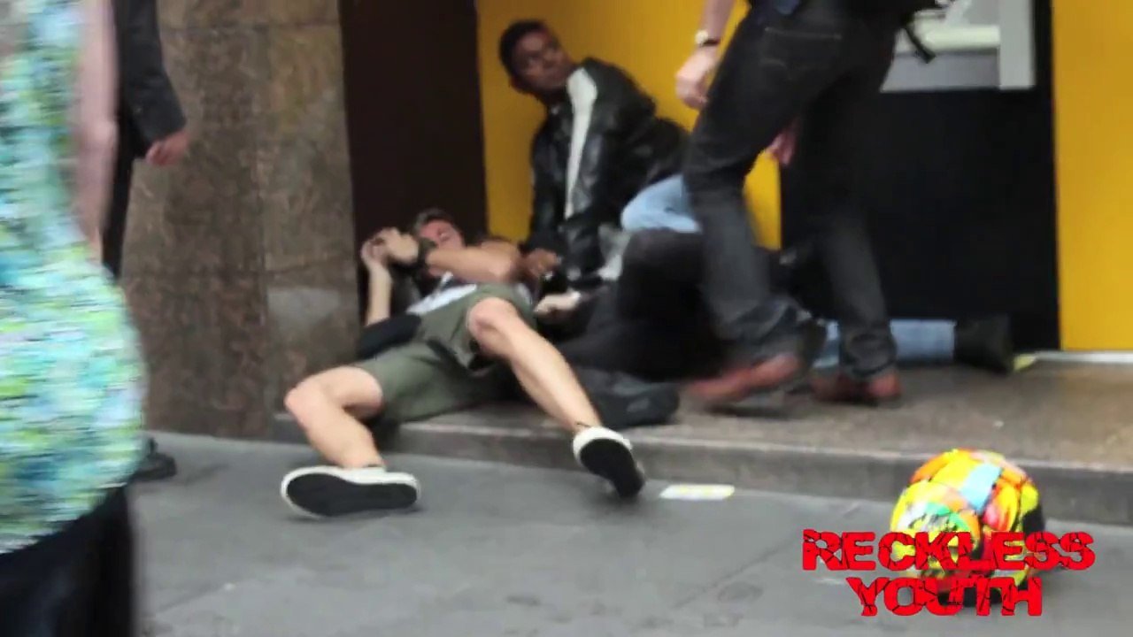 When a prank goes terribly wrong : punch in the face!!