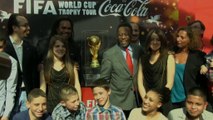 Pelé scorta la Coppa del Mondo a Parigi