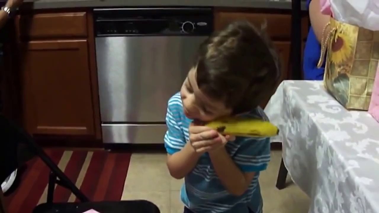 Un enfant super heureux de recevoir une banane comme cadeau