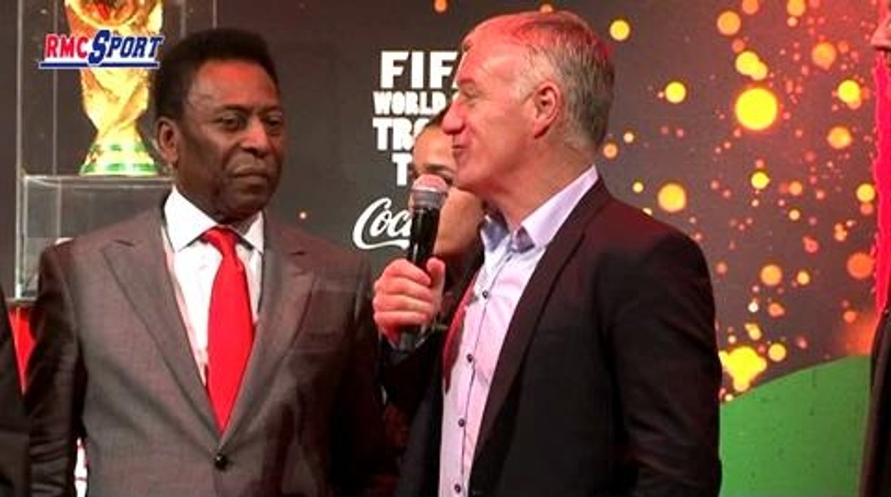 Football / Pelé et le trophée de la Coupe du monde de passage à Paris - 11/03