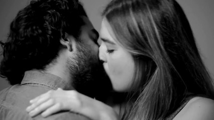 20 personnes qui ne se connaissent pas s'embrassent à pleine bouche!