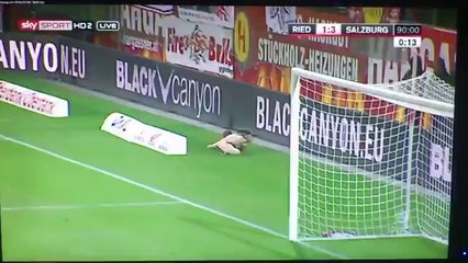 Invade il campo nudo e va ad esultare sotto la curva avversaria!