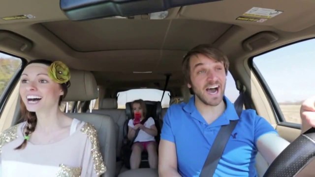 Un papa et un maman chantent le tube de Frozen (Love Is an Open Door) dans la voiture!