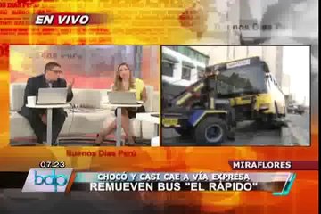 Bus quedó convertido en chatarra tras chocar y quedar colgado en la Vía Expresa