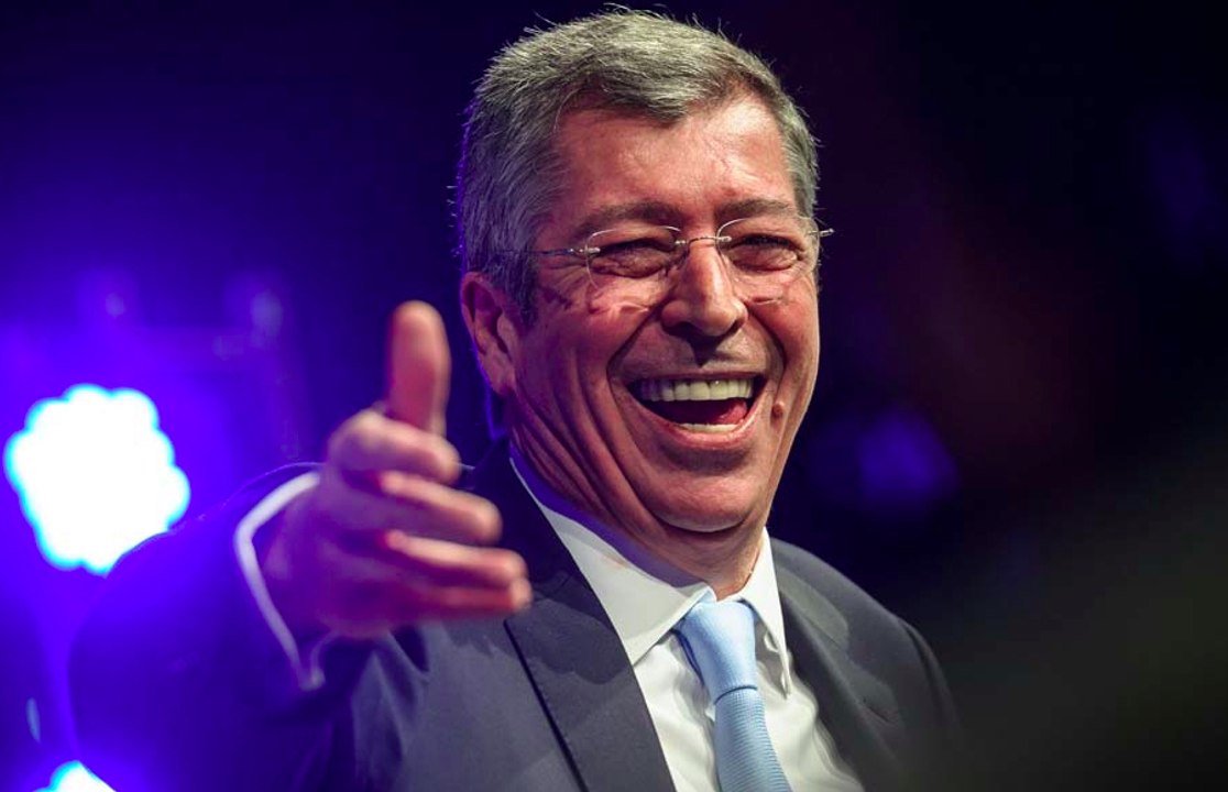 Des militants UMP chantent pour Patrick Balkany - ZAPPING ACTU DU 11/03/2014