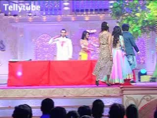 Holi war between Karan- Jennifer