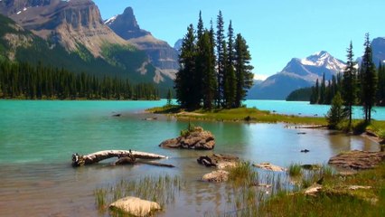 Spirit Island on Maligne Lake in Jasper NP.