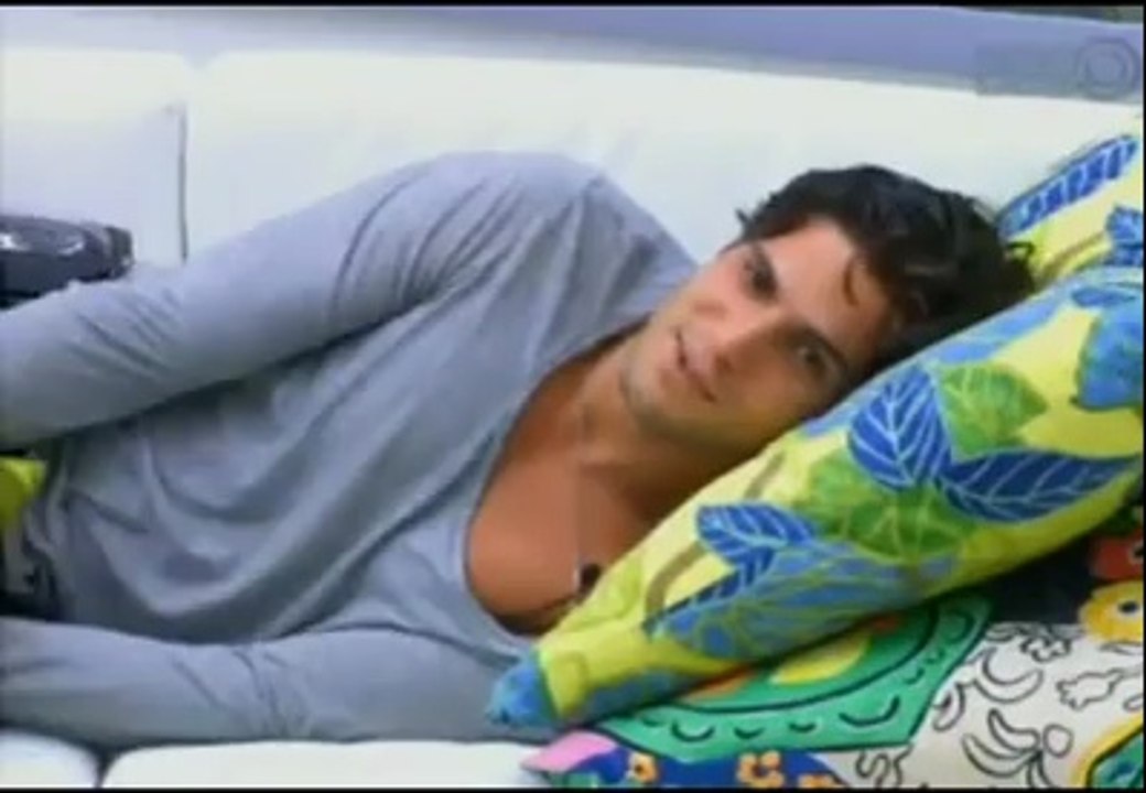 18.03   Andre - Eu tava com saudade ja, voce me deixou no quarto sozinho.