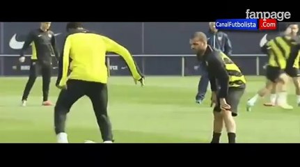 Neymar umilia Dani Alves e Song in allenamento