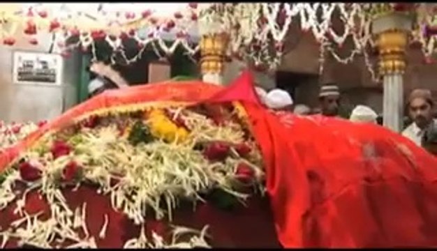 Prayers at Mahim Dargah - Mumbais Oldest Dargah - Famous Indian Shrines