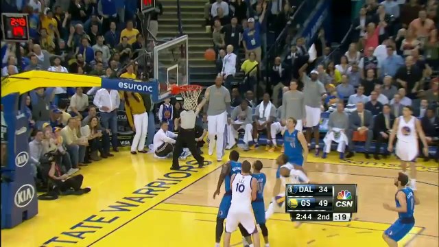 Andre Iguodala contre d’un côté et écrase une claquette dunk de l’autre !