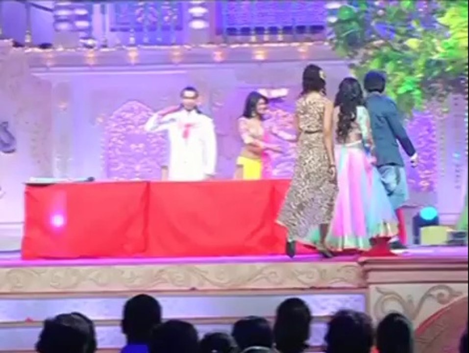 Holi war between Karan- Jennifer