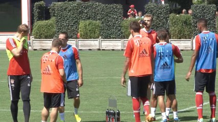 Piłkarze Bayernu cieszą się z awansu