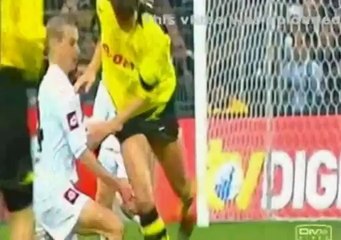 Calciatore strattonato nella parti basse