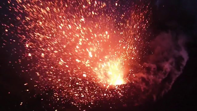 Quadrirotor survole un volcan