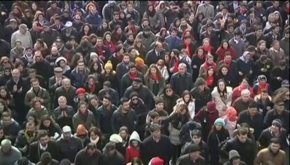 Plusieurs milliers de Turcs dans la rue contre Erdogan
