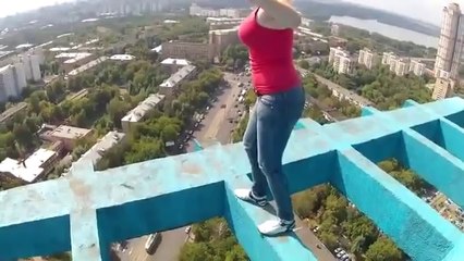 Yüksekte Yürümeyi Seven Sarışın Rus