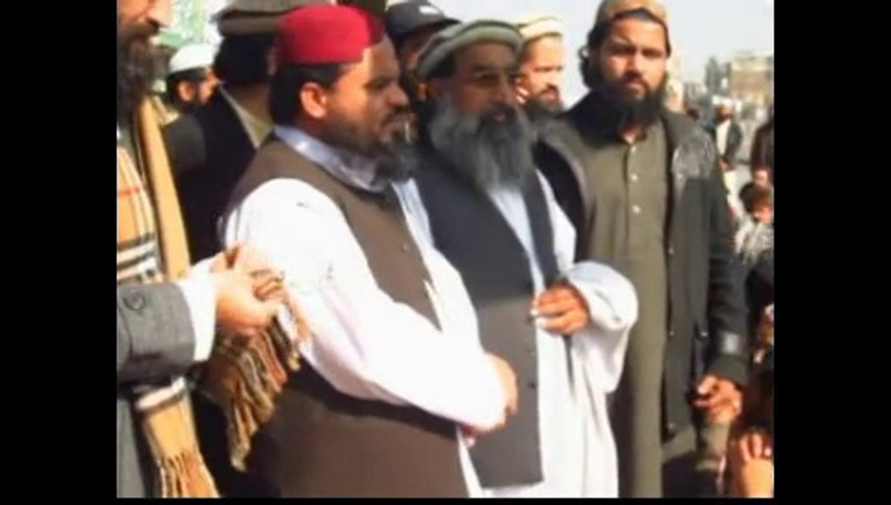Qaid e KPK Deshani sb Janaze K Shuraka Se Khitab Kar Rahe he