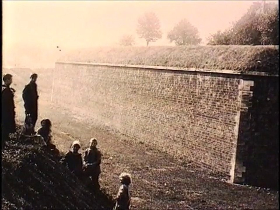Au bord de Paris 1996 Réalisation :  Eric Verhnes Sujet : la limite de Paris ses transformations historiques et aménagements successifs