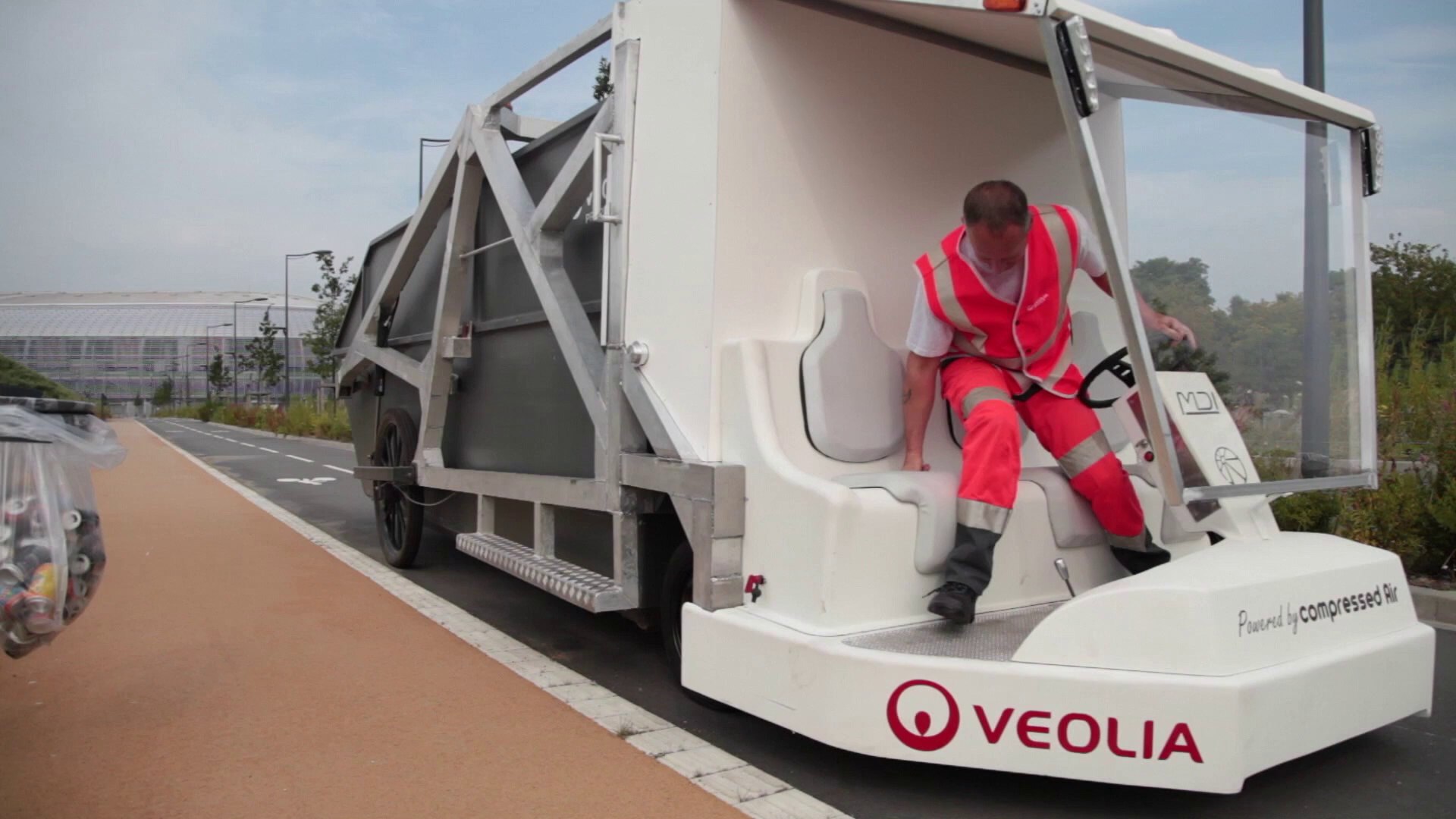 Première mission de la benne à ordures Veolia Propreté à air comprimé -  Veolia Propreté-source - Vidéo Dailymotion
