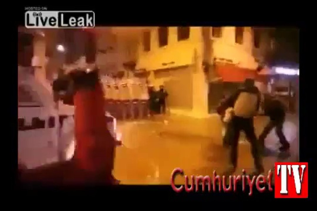 Polisten genç kıza cop üstüne cop