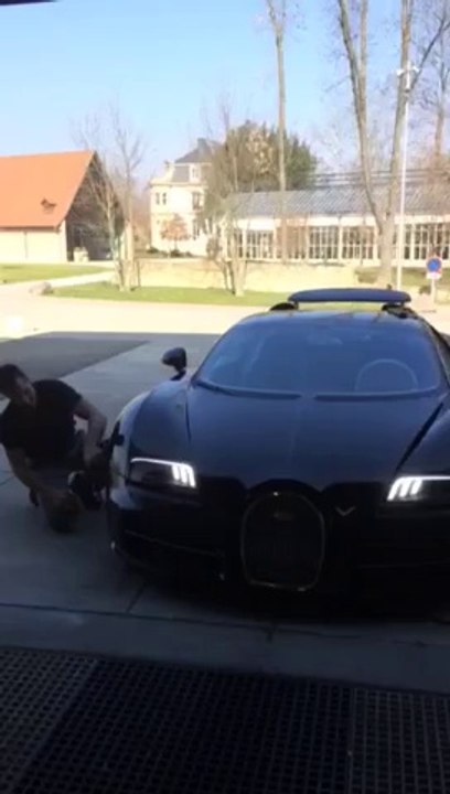 Les monteurs bichonnent les Bugatti dans les moindres détails