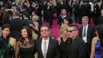 Benedict Cumberbatch s'incruste avec U2 au moment de la photo sur le tapis rouge des Oscars!