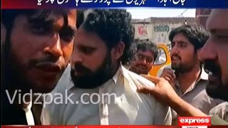 Shujabad :- Thief caught red handed by Public & his hair & moustache were cut as punishment