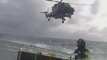 Poser un Hélicoptère sur un bateau en pleine tempête! La classe...