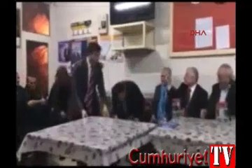 AKP'li yönetici seçim çalışmalarında yumruklayarak oy istedi
