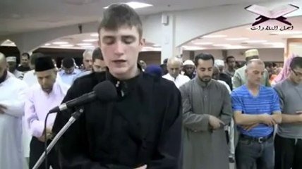 تلاوة طيبة من شاب امريكي أسلم حديثا وتاب من الغناء.