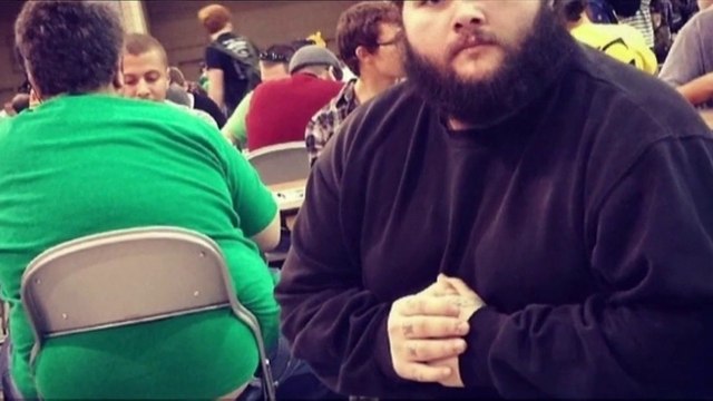 Il se prend en photo devant une multitude de fesses